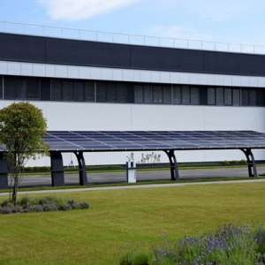 Električna energija proizvedena na solarnoj nadstrešnici napaja punjače i druge potrošače u objektu